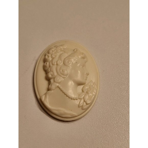 Vintage Cameo Victorian style lady with pearls flower. Brooch Pendant Charm - Picture 1 of 6